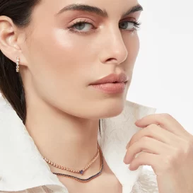 Argollitas en oro amarillo 18k y brillantes. Choker en oro amarillo 18k, brillantes y zafiros