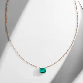 Cadena en oro amarillo 18k con esmeralda central