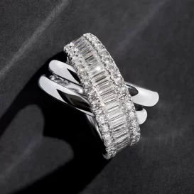 Anillo cruzado en oro blanco 18k y baguettes de brillantes