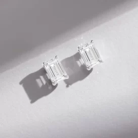 Aros stud en oro blanco 18k y brillantes talla esmeralda certificados